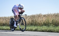 九游体育直播-瑞士选手在自行车赛事中冲刺到终点