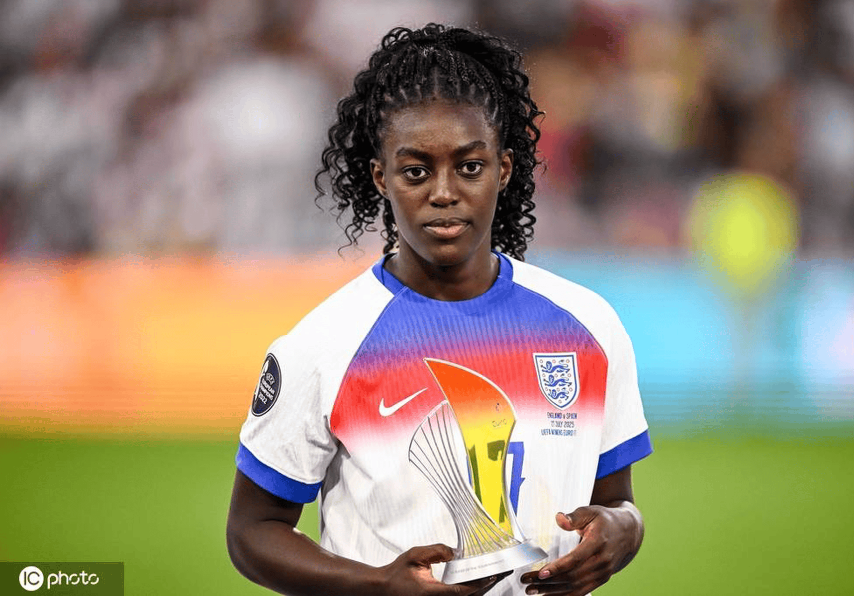 英格兰队依靠年轻前锋实现逆转比赛 英格兰队依靠年轻前锋实现逆转比赛