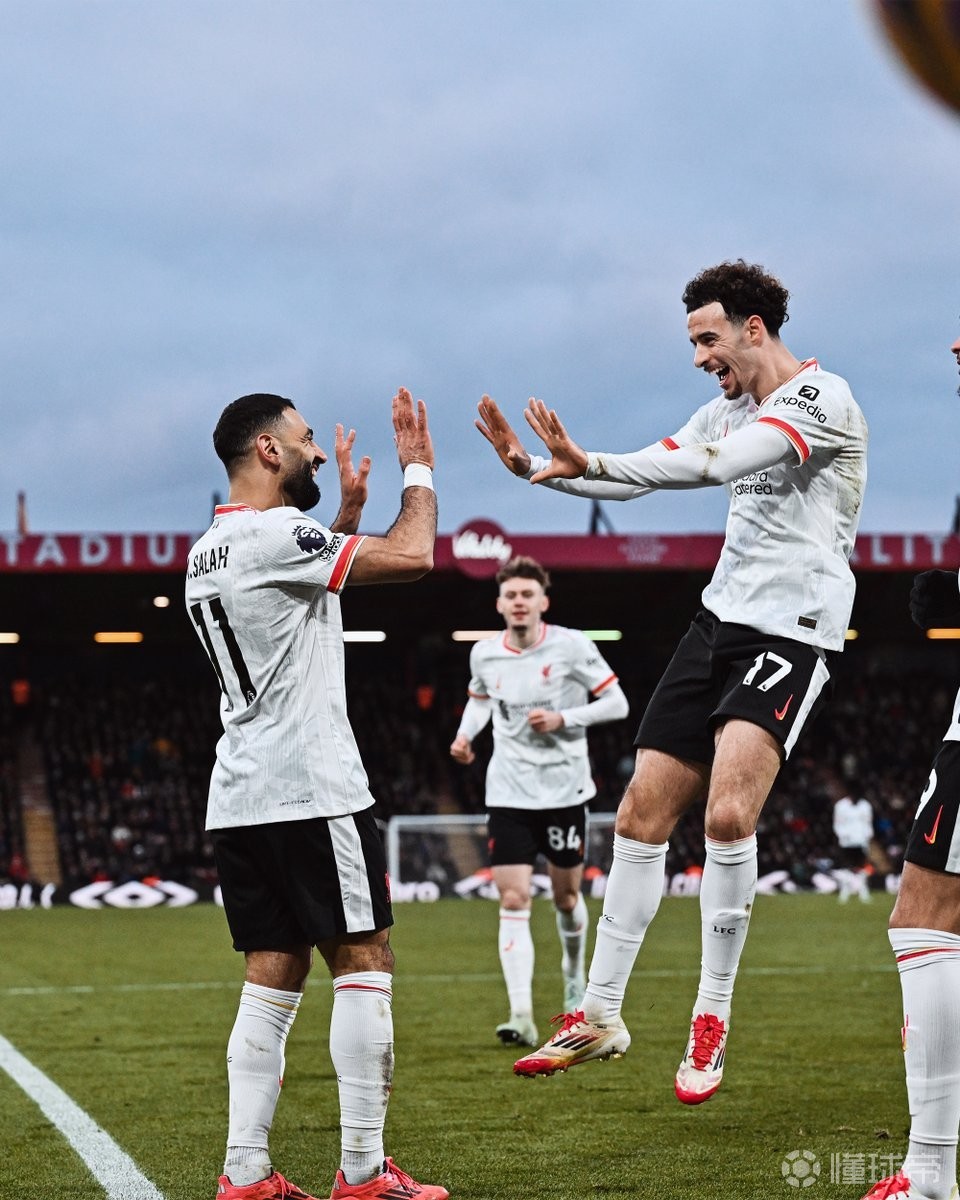 英格兰队依靠年轻前锋实现逆转比赛 英格兰队依靠年轻前锋实现逆转比赛