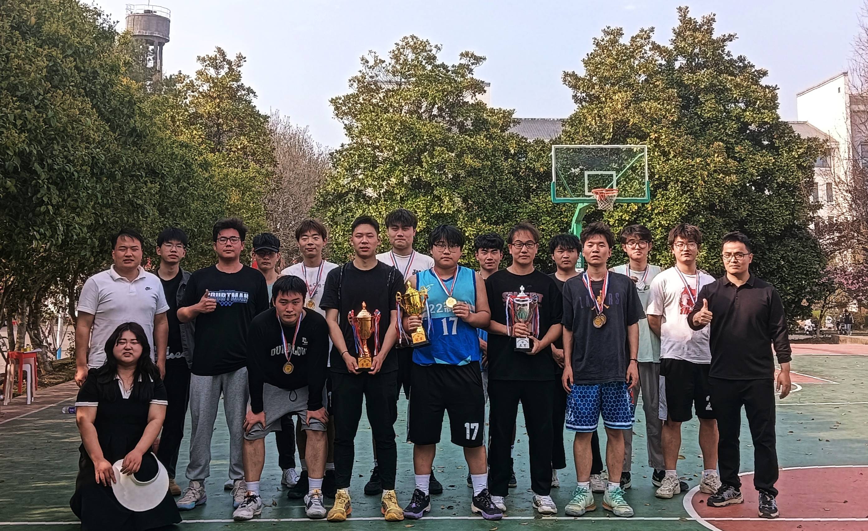 精彩绝伦的盛况，篮球纷飞如雨的简单介绍