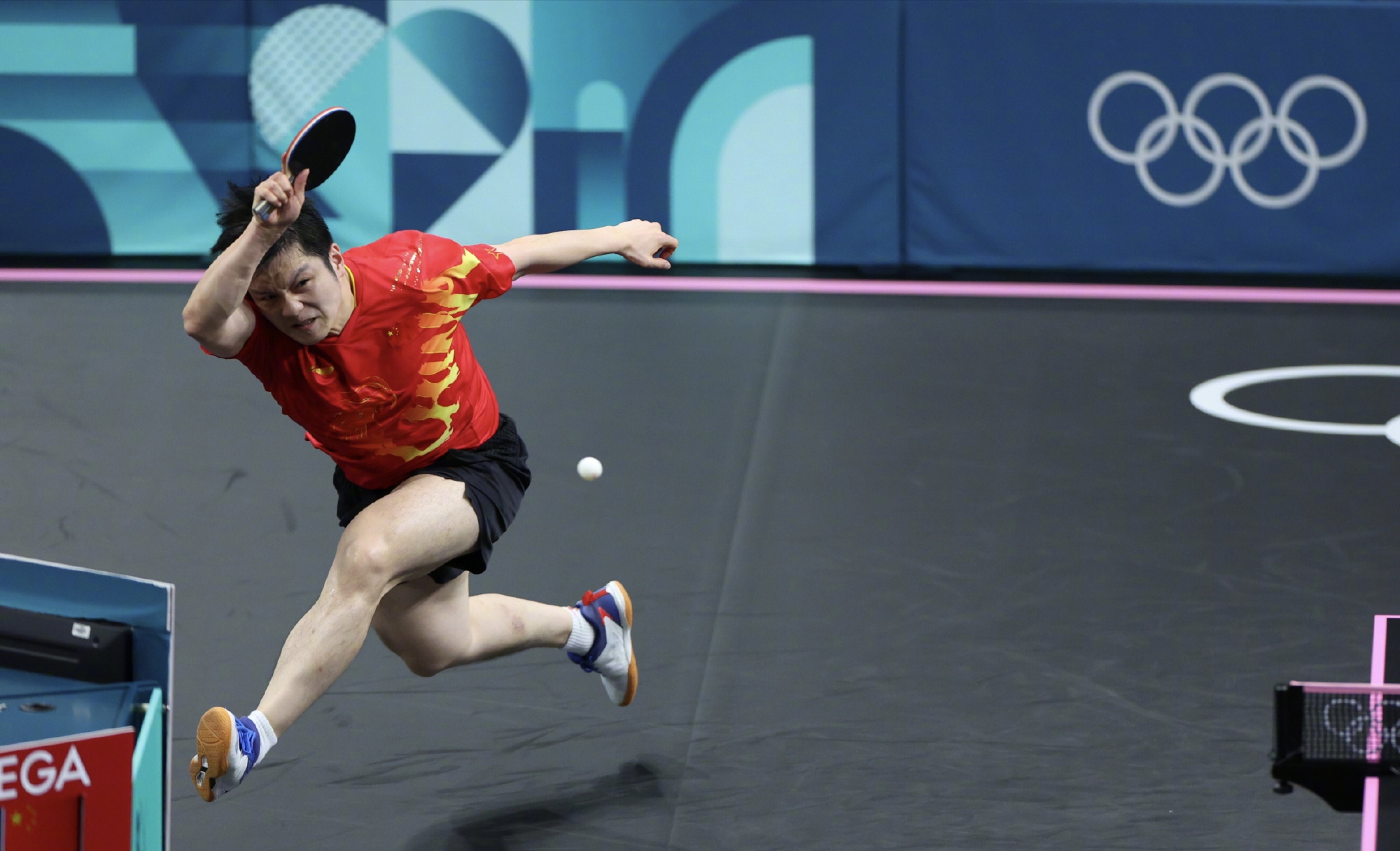 关于欧洲男选手奋力拼搏，拿下第一名的信息