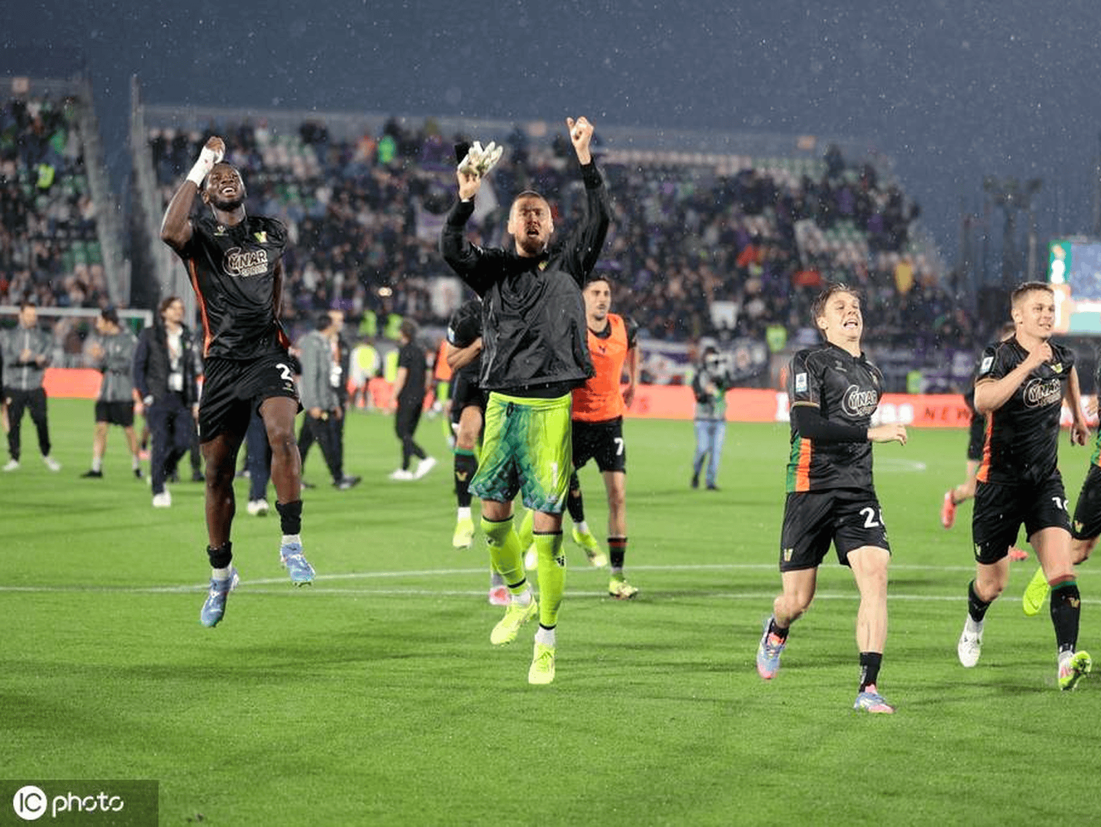 意大利豪门佛罗伦萨球员整装待发备战的简单介绍 意大利豪门佛罗伦萨球员整装待发备战的简单介绍