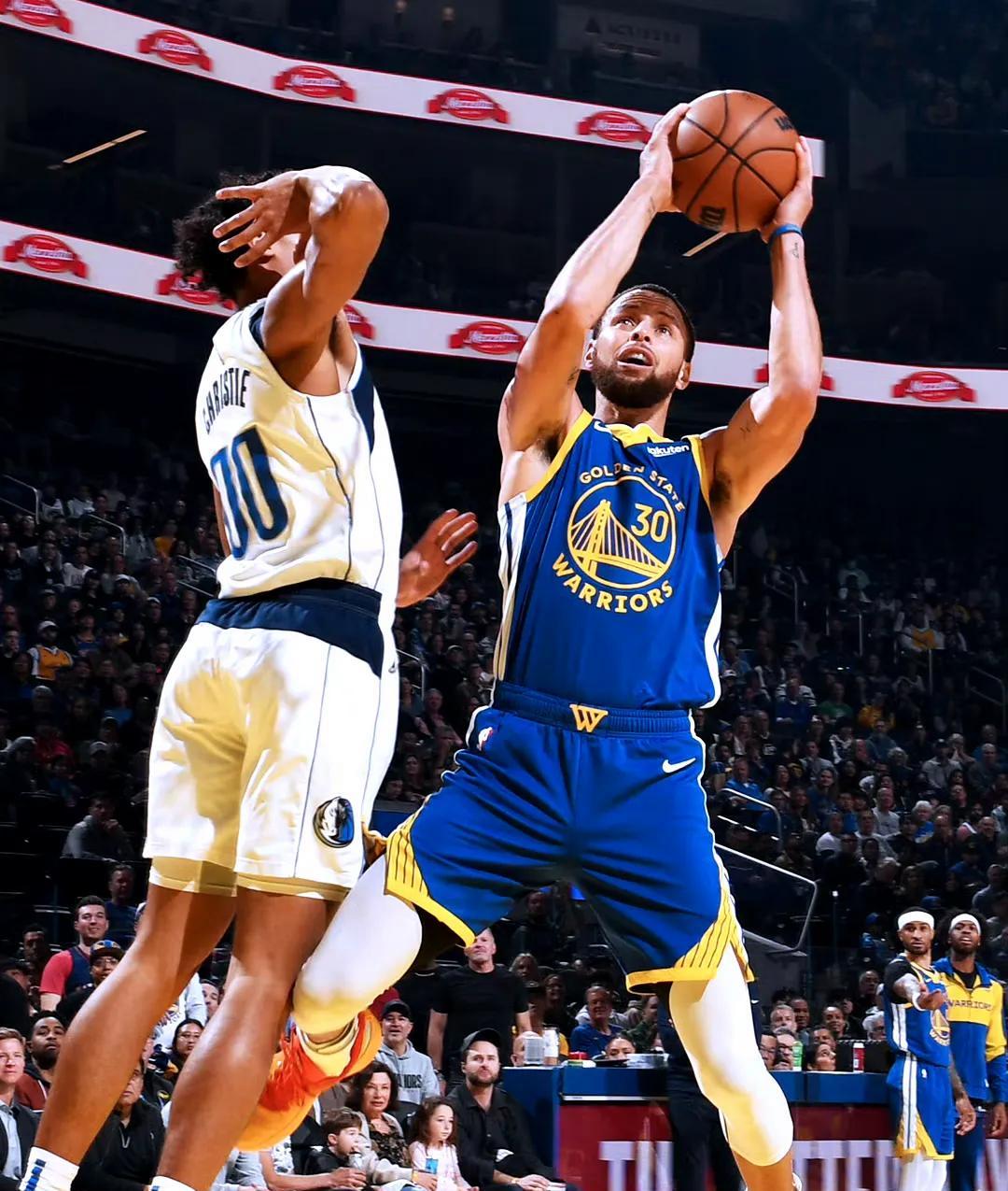 勇士大胜独行侠,取得两连胜 勇士大胜独行侠,取得两连胜