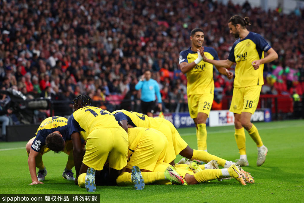 足球赛场胜负悬殊,球员斗志昂扬 足球赛场胜负悬殊,球员斗志昂扬