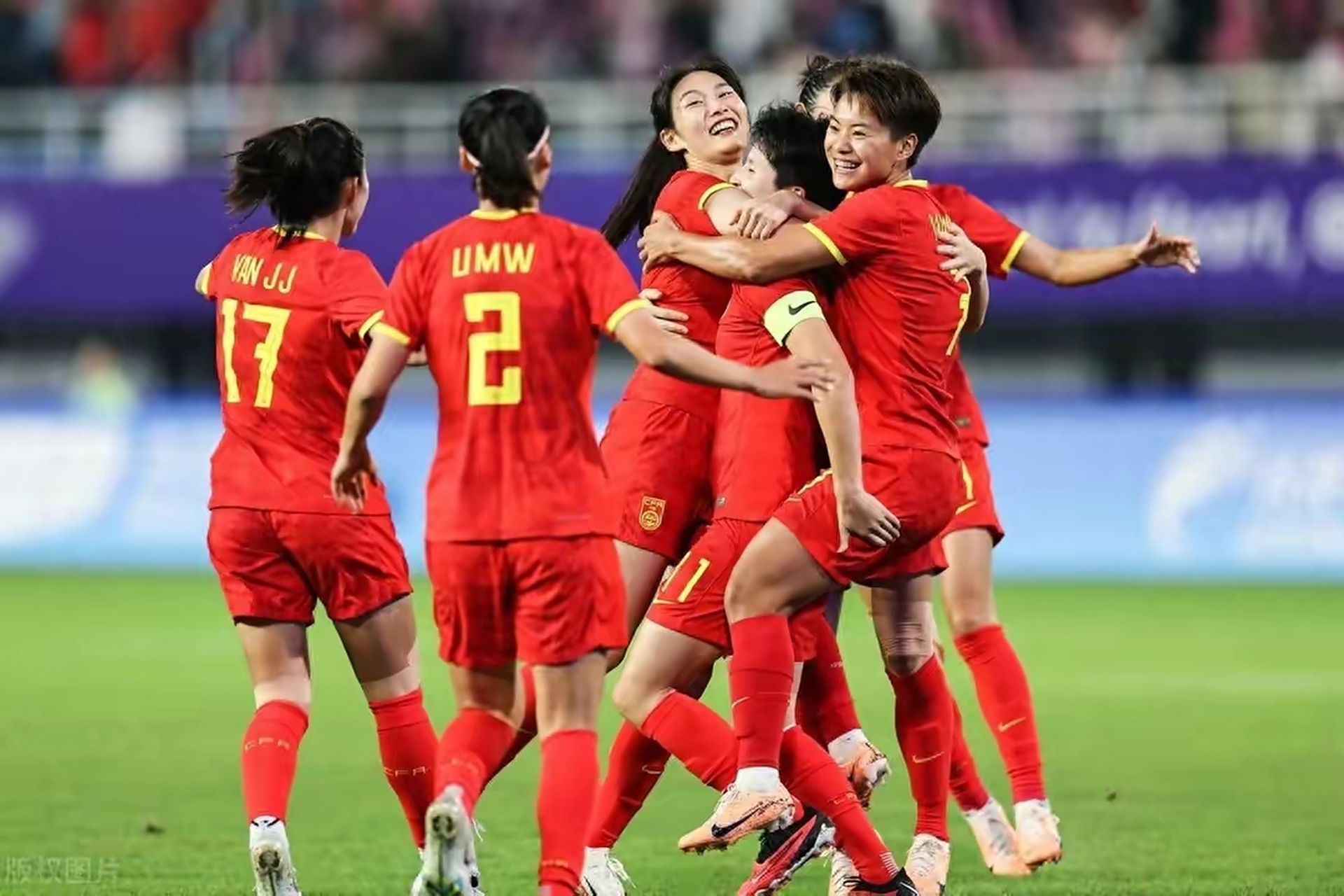 女子足球比赛结束,中国队获胜 女子足球比赛结束,中国队获胜