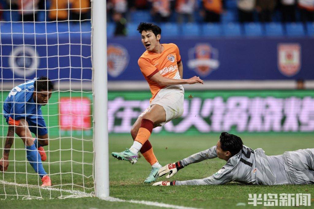 比赛中出现争议判罚,球迷不满 比赛中出现争议判罚,球迷不满