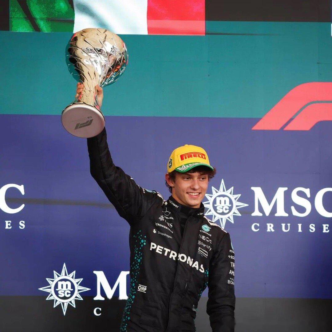 关于传奇选手再次登上胜利的领奖台的信息