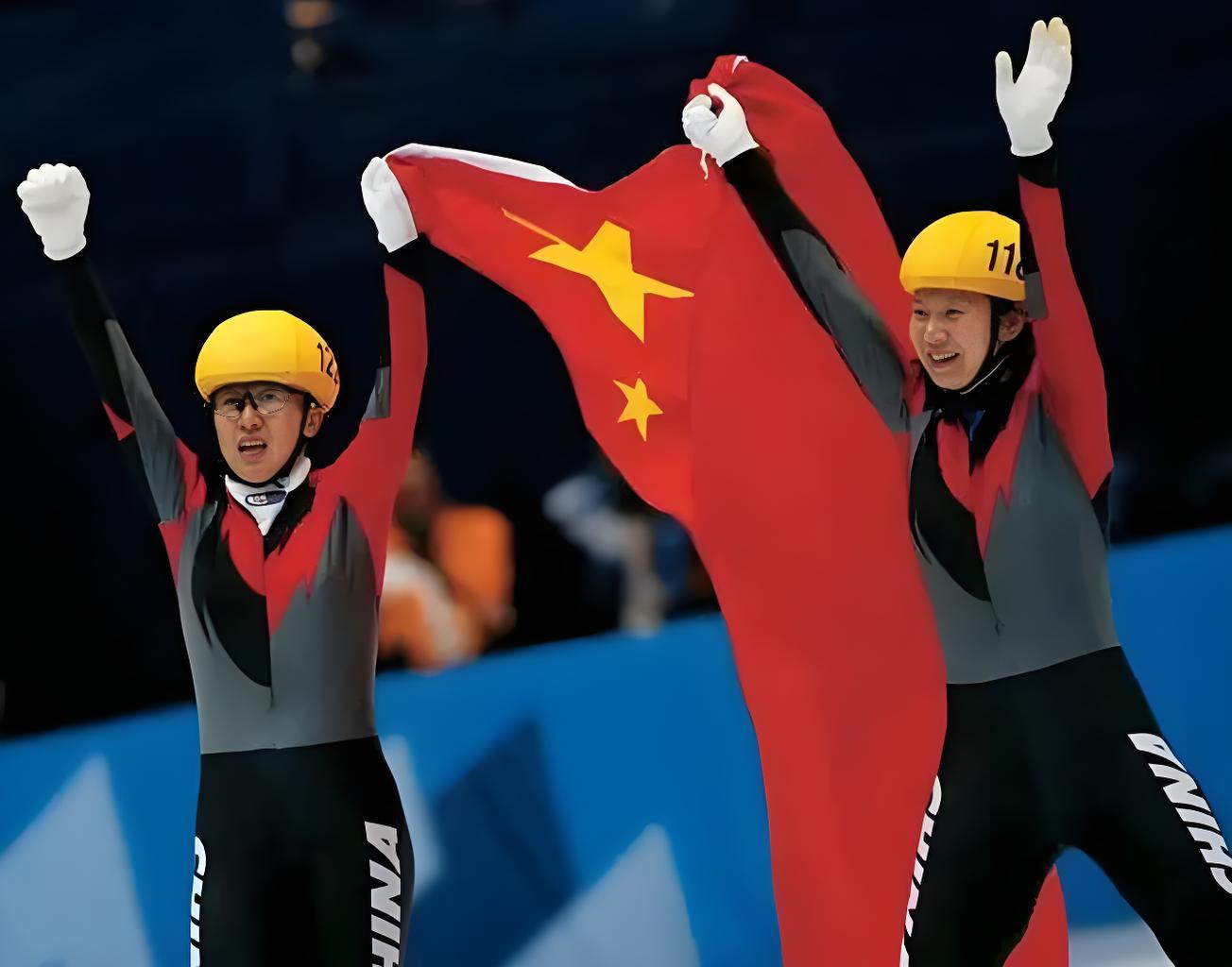 运动员在场上顽强拼搏展现出团队精神 运动员在场上顽强拼搏展现出团队精神