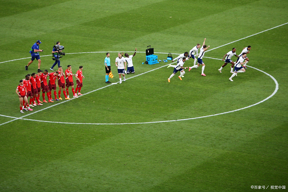 足球场上的精彩瞬间引发观众尖叫 足球场上的精彩瞬间引发观众尖叫