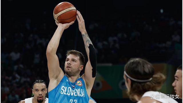 欧洲杯篮球赛:暂停比赛,球员受伤 欧洲杯篮球赛:暂停比赛,球员受伤