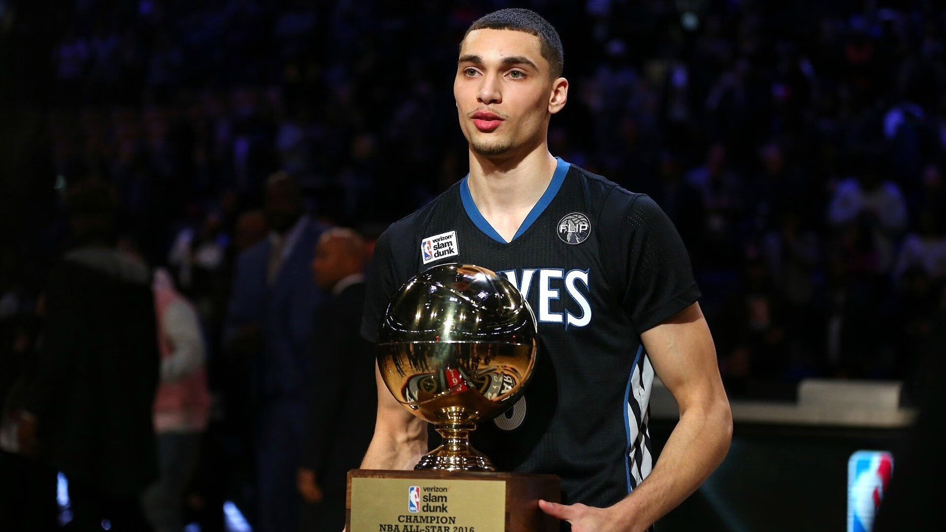 爱德华兹决胜时刻展露锋芒，勇士团队协作力克雄鹿